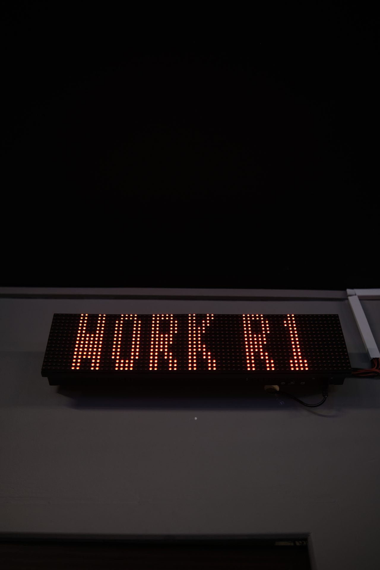LED üzerinde WORK R1